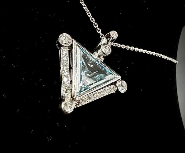 Pendentif Pendentif en or blanc 18 carats avec diamant bleu 4,50 ct 58 Facettes