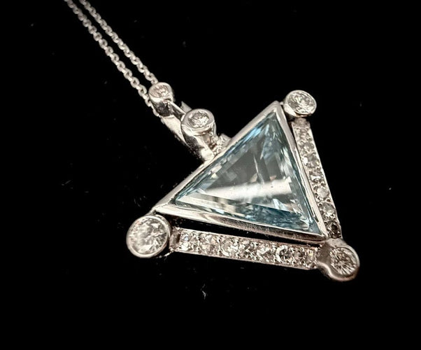 Pendentif Pendentif en or blanc 18 carats avec diamant bleu 4,50 ct 58 Facettes