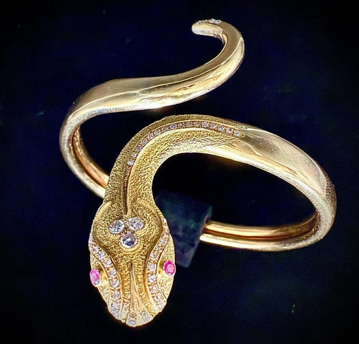 Bracelet Bracelet esclave serpent en or jaune 18 carats, diamants et rubis 58 Facettes