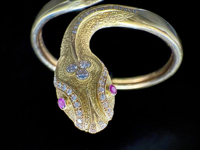Bracelet Bracelet esclave serpent en or jaune 18 carats, diamants et rubis 58 Facettes
