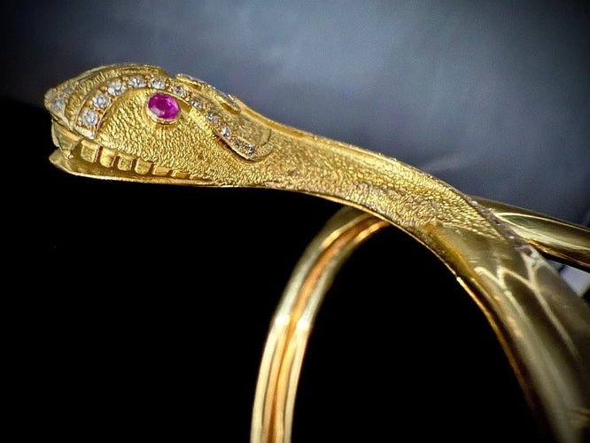 Bracelet Bracelet esclave serpent en or jaune 18 carats, diamants et rubis 58 Facettes
