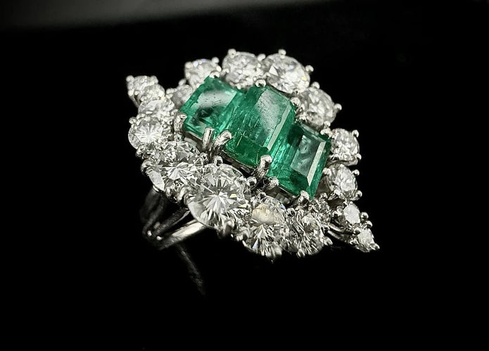 Bague 53 Bague en platine sertie d’émeraudes et de diamants 58 Facettes