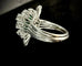 Bague 53 Bague en platine sertie d’émeraudes et de diamants 58 Facettes