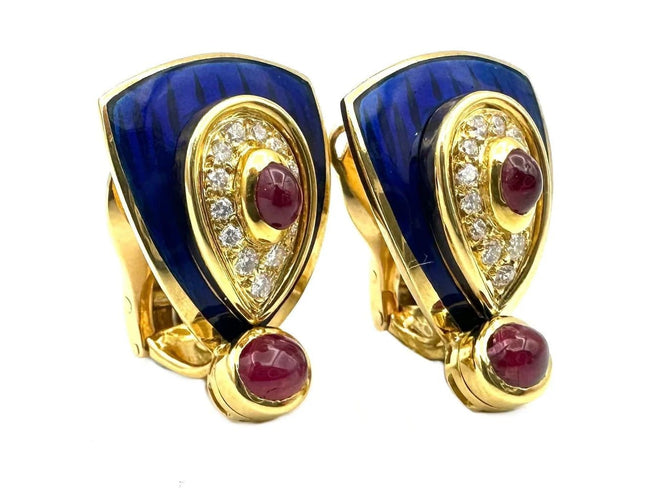 Boucles d'oreilles Maison Gérard - Boucles d'oreilles écusson en or jaune, rubis, diamants et émail 58 Facettes