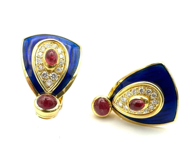 Boucles d'oreilles Maison Gérard - Boucles d'oreilles écusson en or jaune, rubis, diamants et émail 58 Facettes