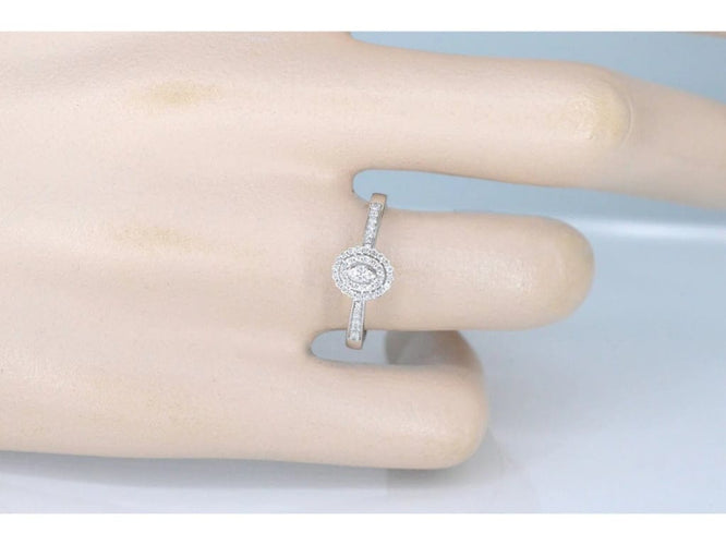 Bague 54 Bague d’entourage en or blanc 14 carats avec diamant 58 Facettes 2004