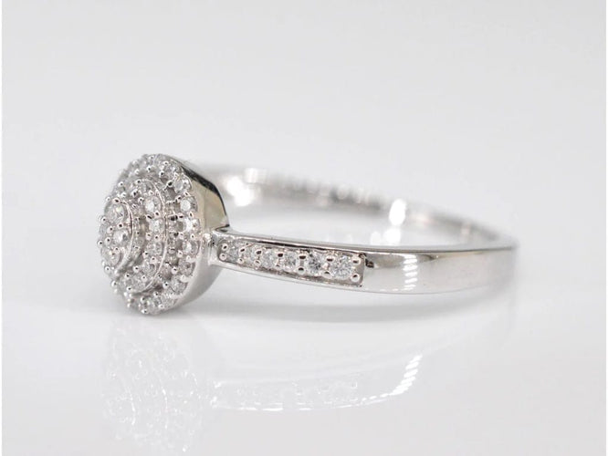 Bague 54 Bague d’entourage en or blanc 14 carats avec diamant 58 Facettes 2004