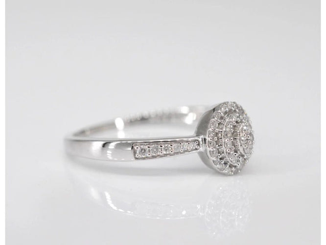 Bague 54 Bague d’entourage en or blanc 14 carats avec diamant 58 Facettes 2004