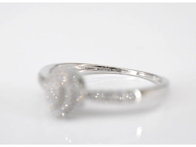 Bague 54 Bague d’entourage en or blanc 14 carats avec diamant 58 Facettes 2004