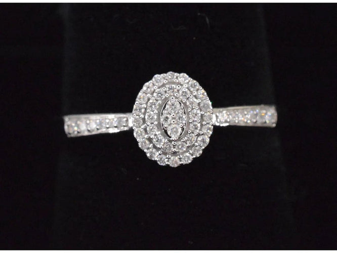 Bague 54 Bague d’entourage en or blanc 14 carats avec diamant 58 Facettes 2004