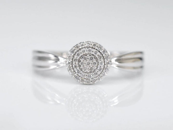 Bague 54 Bague entourage en or blanc 14 carats avec diamants 58 Facettes 2001