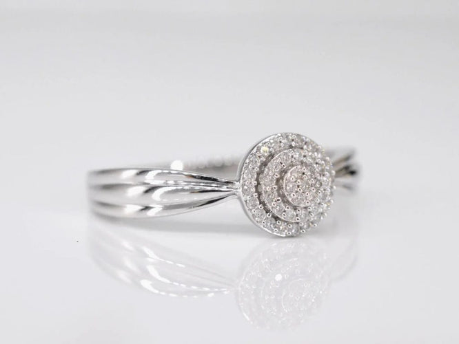 Bague 54 Bague entourage en or blanc 14 carats avec diamants 58 Facettes 2001