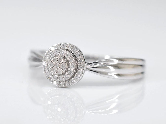 Bague 54 Bague entourage en or blanc 14 carats avec diamants 58 Facettes 2001