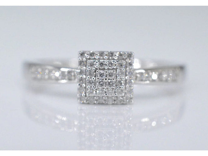 Bague 54 Bague entourage en or blanc 14 carats avec diamants 58 Facettes 2007