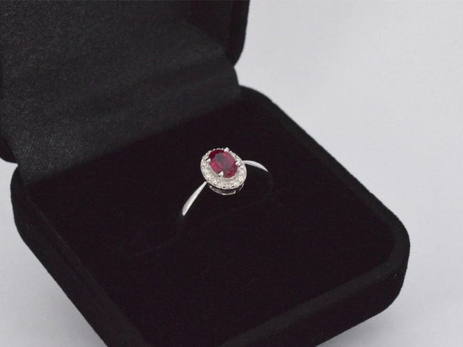 Bague 54 Bague entourage en or blanc 14 carats avec diamants et rubis 58 Facettes 2011