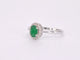 Bague 54 Bague entourage en or blanc 14 carats avec diamants et émeraude 58 Facettes 2012