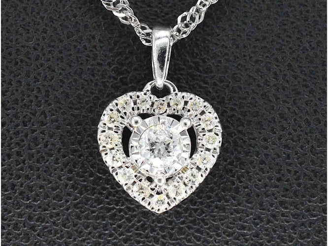 Pendentif Pendentif cœur en or blanc 14 carats avec diamants 58 Facettes 2082