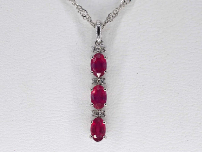 Pendentif Pendentif en or blanc 14 carats avec diamants et rubis 58 Facettes 2138