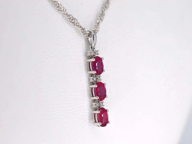 Pendentif Pendentif en or blanc 14 carats avec diamants et rubis 58 Facettes 2138