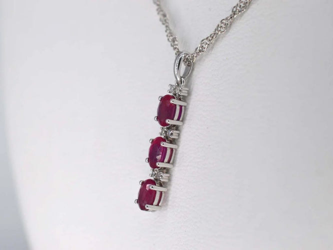 Pendentif Pendentif en or blanc 14 carats avec diamants et rubis 58 Facettes 2138