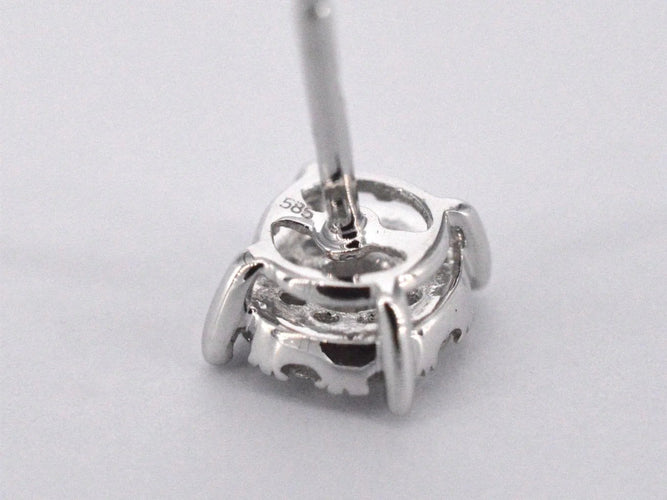 Boucles d'oreilles Boucles d'oreilles en or blanc 14 carats serties de diamants 58 Facettes 2157