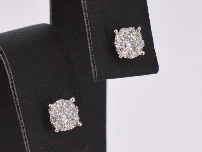 Boucles d'oreilles Boucles d'oreilles en or blanc 14 carats serties de diamants 58 Facettes 2157