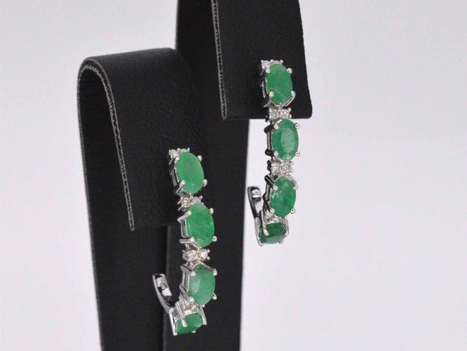 Boucles d'oreilles Boucles d’oreilles en or blanc 14 carats, diamants et émeraude 58 Facettes 2134