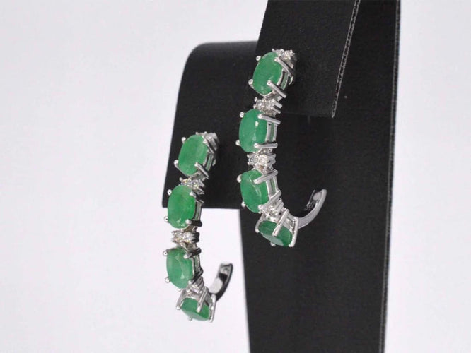 Boucles d'oreilles Boucles d’oreilles en or blanc 14 carats, diamants et émeraude 58 Facettes 2134