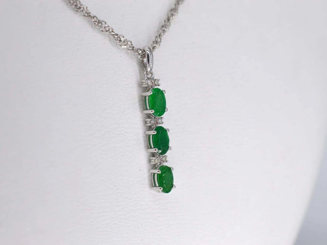 Pendentif Pendentif en or blanc 14 carats avec diamant et émeraude 58 Facettes 2140