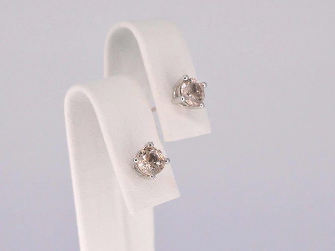 Boucles d'oreilles Boucles d’oreilles en or blanc 14 carats avec morganite 58 Facettes 2195