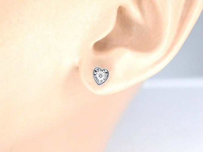 Boucles d'oreilles Boucles d’oreilles en or blanc 14 carats avec diamant cœur taille brillant 58 Facettes 2096