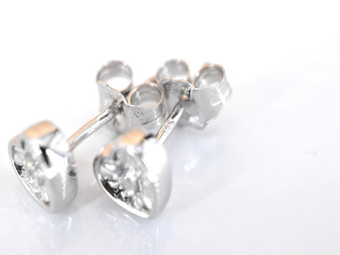 Boucles d'oreilles Boucles d’oreilles en or blanc 14 carats avec diamant cœur taille brillant 58 Facettes 2096