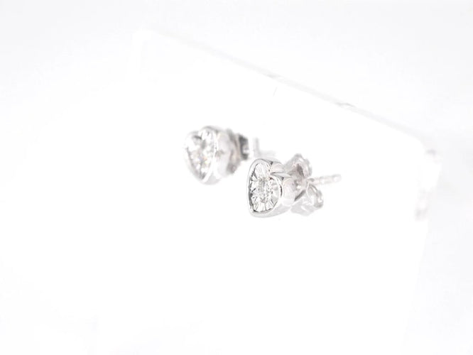 Boucles d'oreilles Boucles d’oreilles en or blanc 14 carats avec diamant cœur taille brillant 58 Facettes 2096