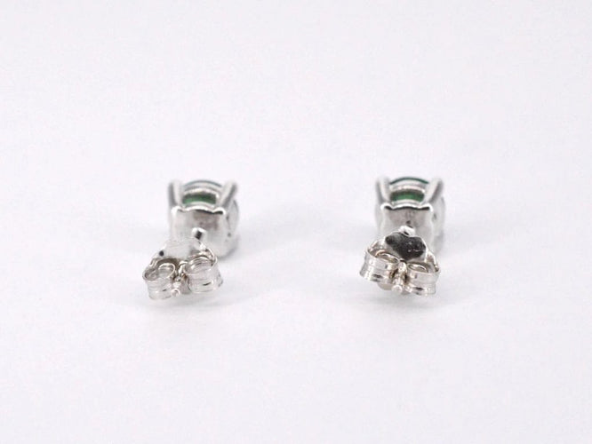 Boucles d'oreilles Boucles d'oreilles en or blanc 14 carats avec émeraude 58 Facettes 2204