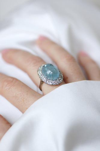 Bague 53.5 Bague marguerite cabochon en or blanc et platine, aigue-marine et diamants 58 Facettes