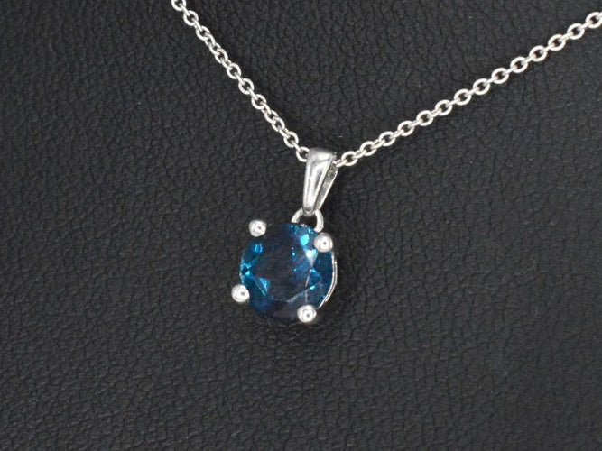 Pendentif Pendentif en or blanc 14 carats orné de topaze 58 Facettes 2331