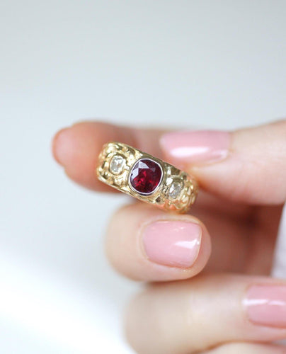 Bague 54 Bague ancienne bandeau rubis et diamants en or jaune 58 Facettes