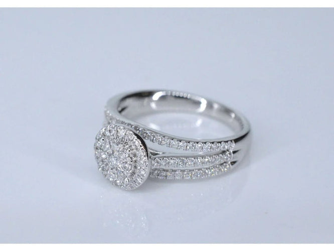 Bague 54 Bague entourage en or blanc 14 carats avec diamant 58 Facettes 2009