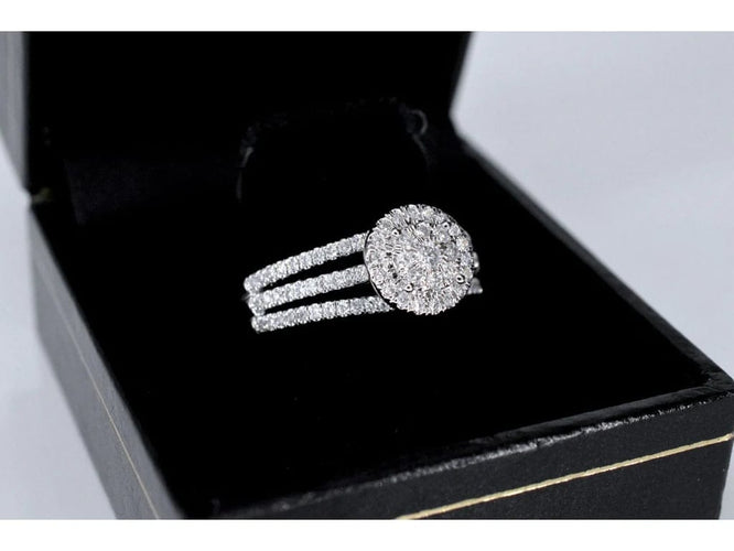Bague 54 Bague entourage en or blanc 14 carats avec diamant 58 Facettes 2009