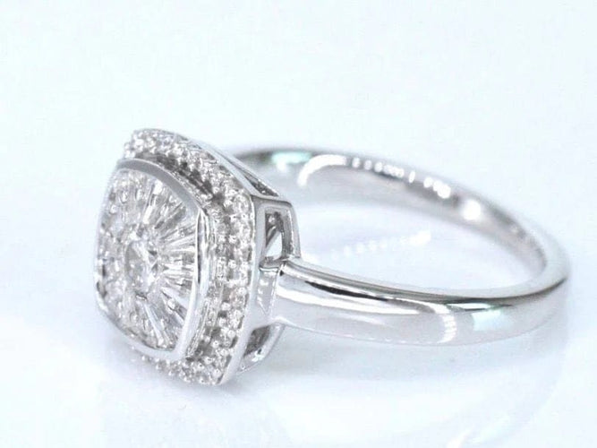 Bague 54 Bague d'entourage en or blanc 14 carats avec diamants 58 Facettes 2035