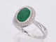Bague 54 Bague entourage en or blanc 14 carats avec diamants et émeraude 58 Facettes 2061