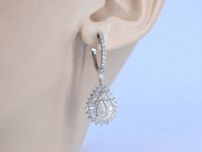 Boucles d'oreilles Boucles d'oreilles en forme de larme en or blanc 14 carats et diamants 58 Facettes 2055