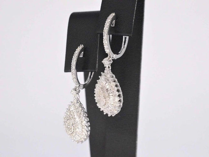 Boucles d'oreilles Boucles d'oreilles en forme de larme en or blanc 14 carats et diamants 58 Facettes 2055