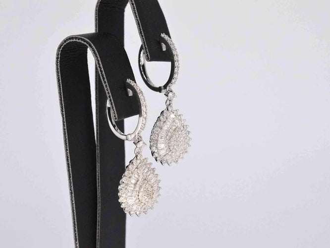 Boucles d'oreilles Boucles d'oreilles en forme de larme en or blanc 14 carats et diamants 58 Facettes 2055