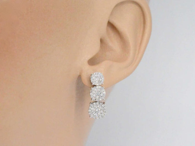 Boucles d'oreilles Boucles d'oreilles en or blanc 14 carats à trois diamants 58 Facettes 2110