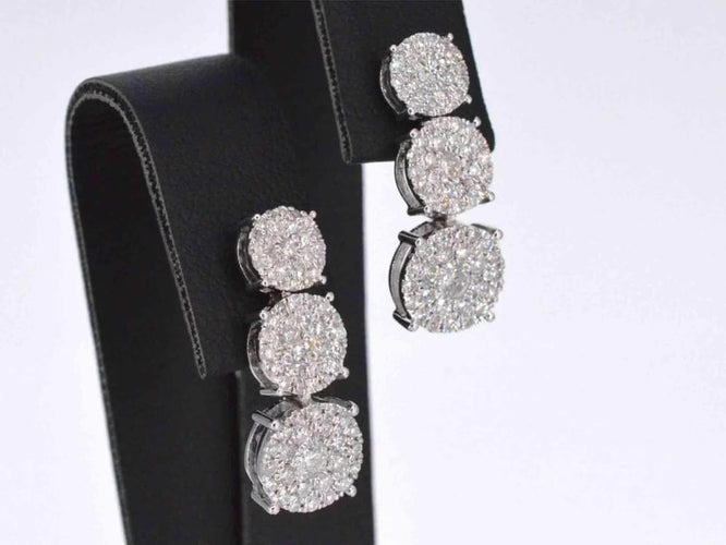 Boucles d'oreilles Boucles d'oreilles en or blanc 14 carats à trois diamants 58 Facettes 2110