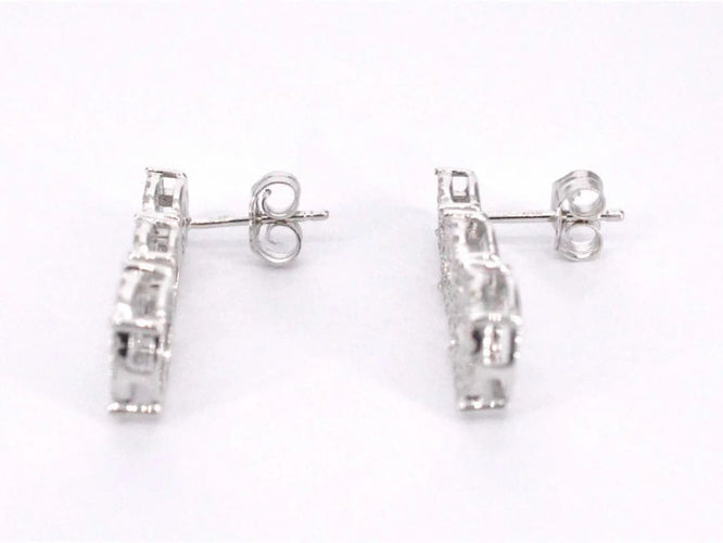 Boucles d'oreilles Boucles d'oreilles en or blanc 14 carats à trois diamants 58 Facettes 2110
