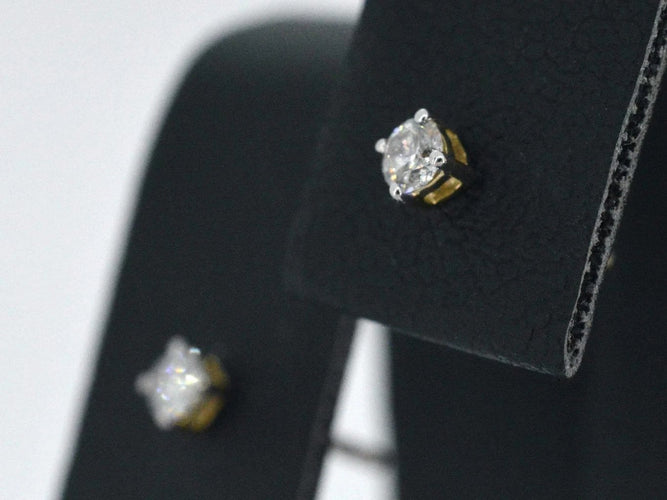 Boucles d'oreilles Boucles d’oreilles en or jaune 14 carats serties de diamants 58 Facettes 2267