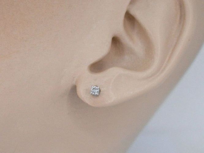 Boucles d'oreilles Boucles d’oreilles en or blanc 14 carats serties de diamants 58 Facettes 2268