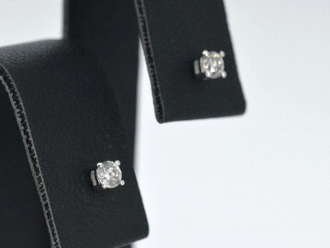 Boucles d'oreilles Boucles d’oreilles en or blanc 14 carats serties de diamants 58 Facettes 2268